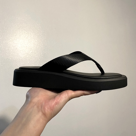 Urban Outfitters Flip Flops - Picture 4 of 4